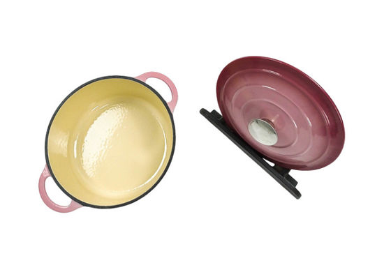 El esmalte púrpura cubrió la cazuela del arrabio con la tapa ningún condimento