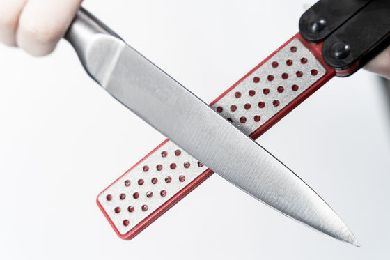 Piedra de afilar echada a un lado doble del cuchillo que dobla a Diamond Sharpener Polish Camping