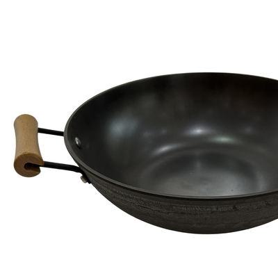 Wok chino de la sartén versátil del arrabio 12Inch con la manija a prueba de calor