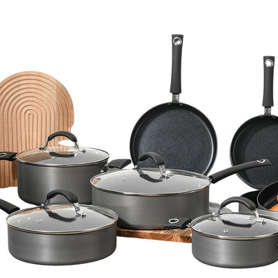 Conjunto de utensilios de cocina de aluminio duradero con un revestimiento antiadherente